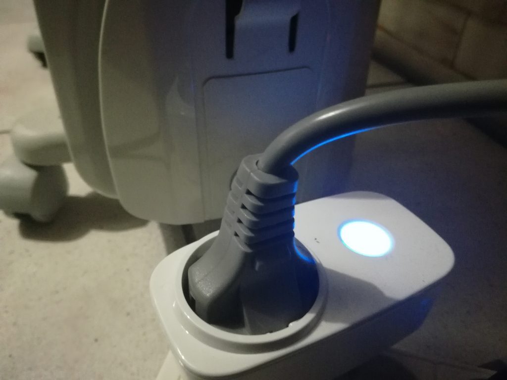 La Broadlink SP3S branchée à mon radiateur